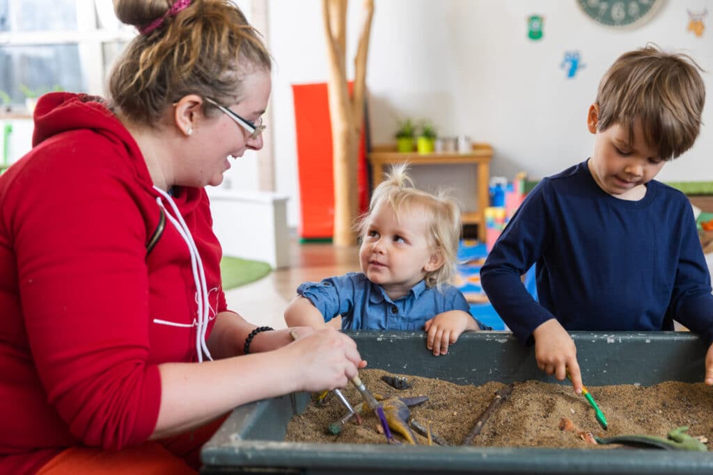 Enfants et éducatrice au Centre de la petite enfance