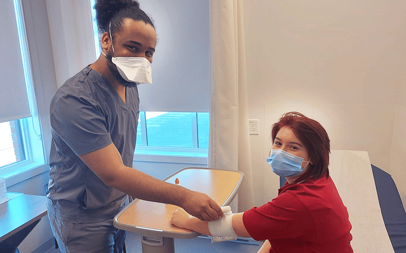 Étudiants en Soins infirmiers à la Clinique-école santé Énergie