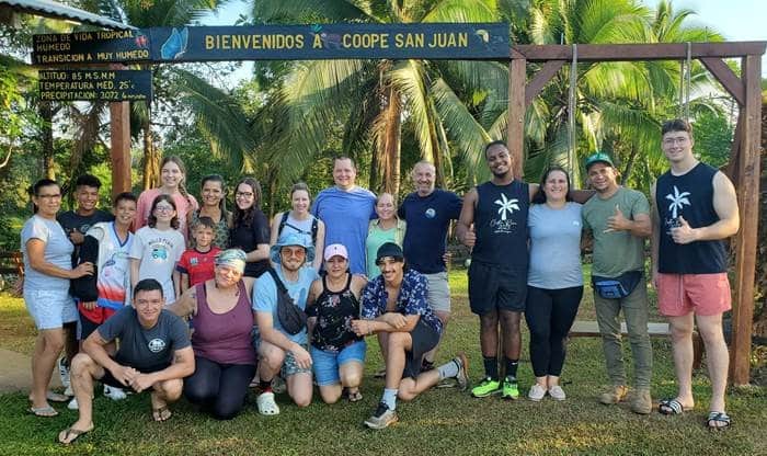 Le groupe composé d’étudiants et d’enseignants en Techniques de comptabilité et de gestion et en Microédition et hypermédia à Coope San Juan, au Costa Rica