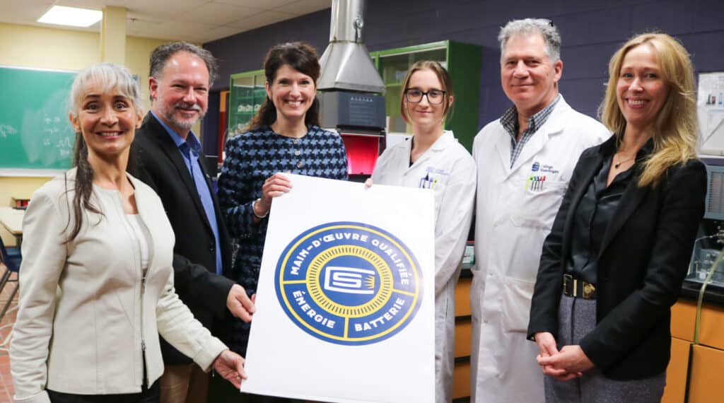 Sur la photo, dans l’ordre habituel : Mme Marie-Louise Tardif, députée de Laviolette–Saint-Maurice; M. Jean-François Léveillé, directeur général du Cégep de Shawinigan; Mme Nancy Déziel, directrice générale du CNETE; Mme Rosalie Brousseau, étudiante en Techniques de laboratoire, profil Chimie analytique au Cégep de Shawinigan; M. Alain Wilkin, enseignant en chimie au Cégep de Shawinigan; ainsi que Mme Michèle Landry, vice-présidente, développement du milieu de vie et partenariats, Vallée de la transition énergétique.