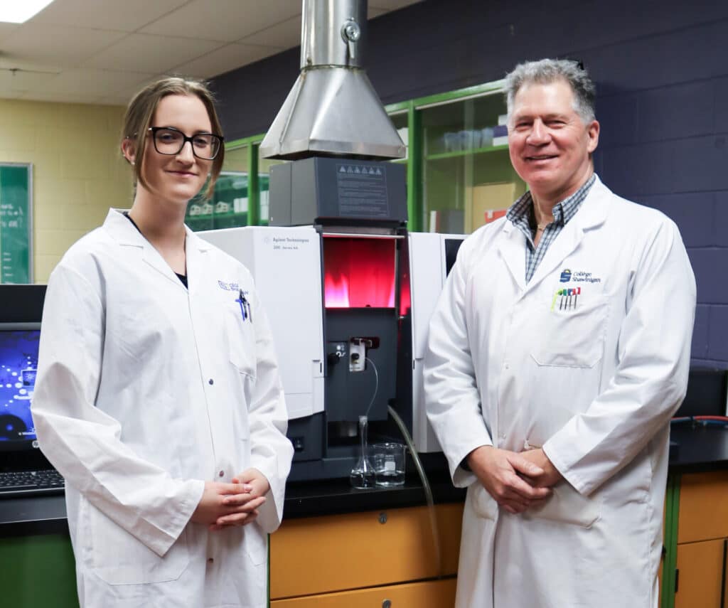 Mme Rosalie Brousseau et M. Alain Wilkin, respectivement étudiante en Techniques de laboratoire, profil Chimie analytique et enseignant en chimie au Cégep de Shawinigan.