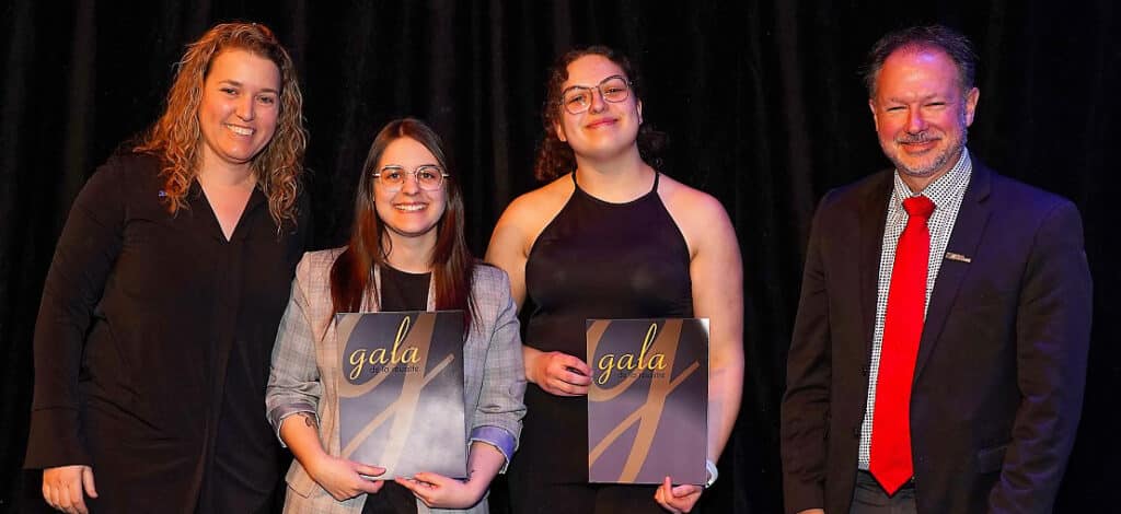La bourse spéciale de l’Association générale des étudiantes et étudiants a été remise à un remarquable duo d’étudiantes. Les lauréates Élisabeth Lanneville et Mélina Giasson (au centre) sont accompagnées par Mme Virginie Deschambeault, conseillère à la vie étudiante (à gauche), et M. Jean-François Léveillé, directeur général du Cégep (à droite).