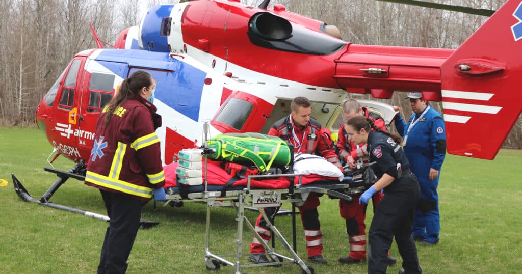 L’hélicoptère d’Airmedic a atterri sur le site, venant chercher un « grand brûlé » pour un transport vers Québec.