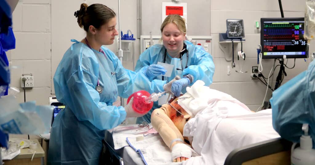 L’hôpital virtuel fourmillait d’étudiants de divers programmes du domaine de la santé, tous réunis pour offrir les meilleurs soins possibles aux patients.