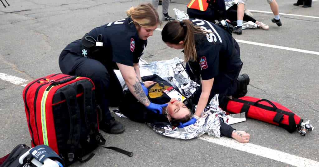 Les étudiants en Soins préhospitaliers d’urgence ont pris soin des blessés et les ont transportés en ambulance à l’hôpital virtuel.