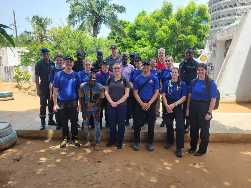 Les étudiants et les enseignants du programme Soins préhospitaliers d’urgence du Cégep de Shawinigan lors de leur séjour au Togo.