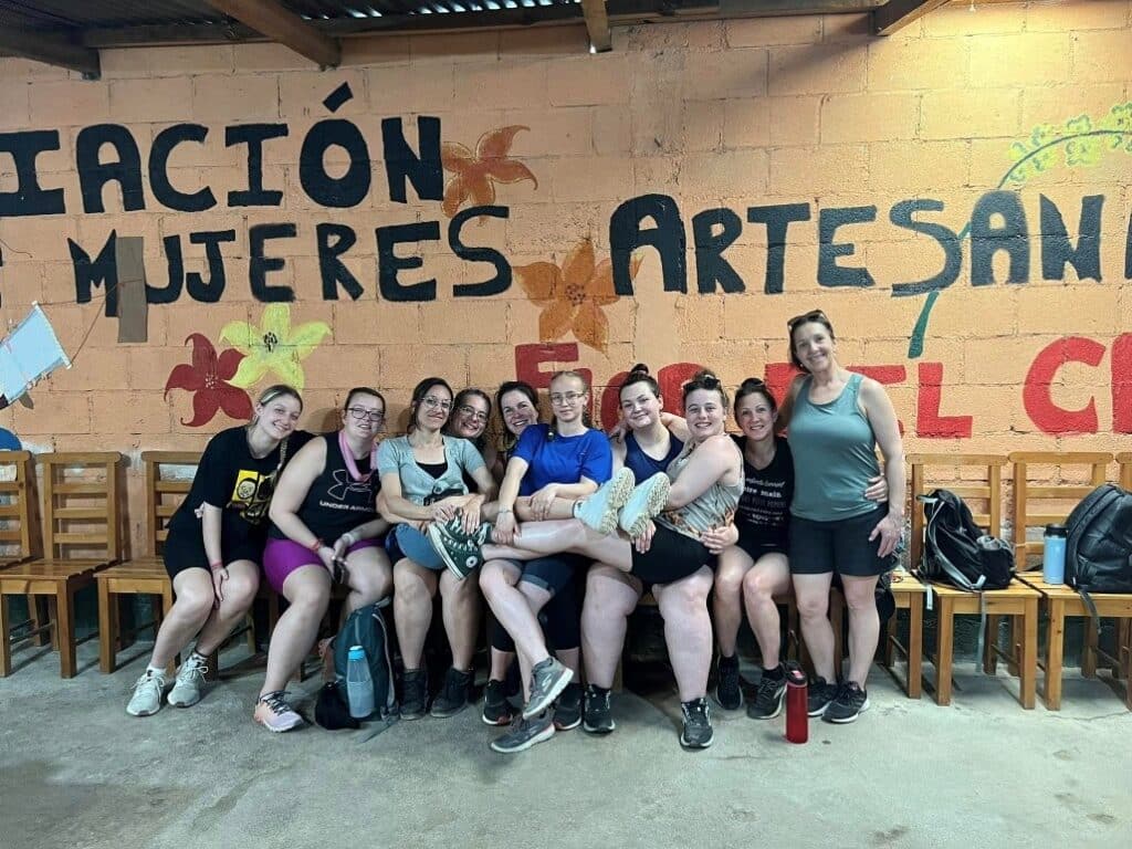 Sur la photo, de gauche à droite, les étudiantes et les enseignantes de TÉE : Camille Paillé, Émy Trépanier, Julie Araux, Caroline Bérubé, Dominic Croisetière, enseignante en TÉE, Claudine Morrier, Élisabeth Godin-Pelchat, Jade Charrette, Manon Richard et Nathalie Frappier, enseignantes en TÉE.