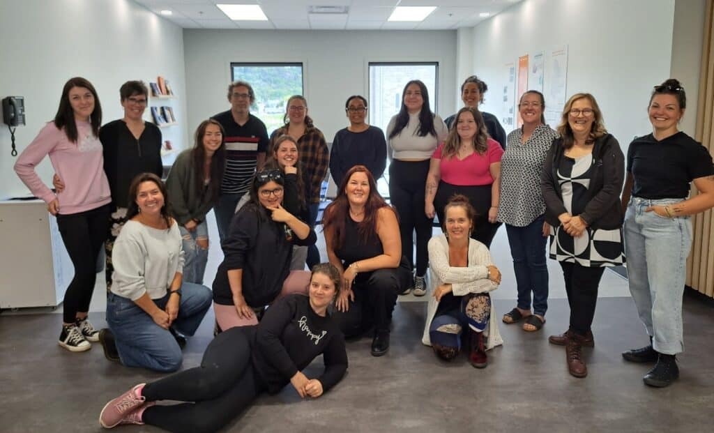 C’est avec beaucoup d’enthousiasme que les étudiantes et étudiants en Techniques d’éducation spécialisée ont débuté leur toute première session au Centre d’études collégiales La Tuque le 3 septembre dernier. Sur la photo, elles sont accompagnées de deux enseignantes (Louise Vincent et Marie-Shadia Abouelouafa), de conseillère pédagogique assignée au programme (Nancy Carignan) et de deux étudiantes de Shawinigan qui se sont déplacées à La Tuque pour les accueillir.