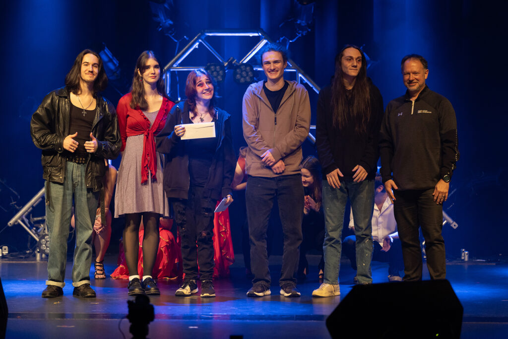 Barillet de raisons : Zachary Bilodeau, Sarah Pratte, Gabrielle Côté, Alexandre Thiffault et Keelhan Tardif, avec le directeur général du Cégep de Shawinigan, M. Jean-François Léveillé. Crédit photo : Étienne Boisvert.