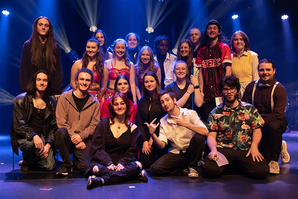 L’ensemble des artistes et animateurs de la 44e finale locale de Cégeps en spectacle du Cégep de Shawinigan, accompagnée du coordonnateur de la soirée, Simon Cormier, conseiller à la vie étudiante. Crédit photo : Étienne Boisvert.