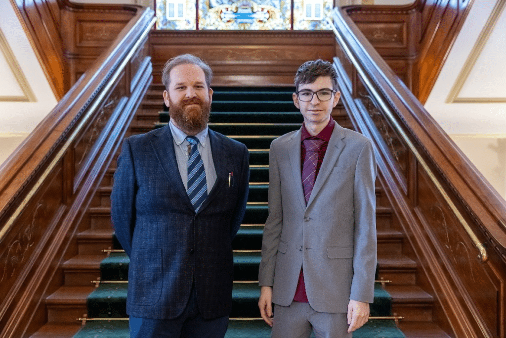 M. Jean-Philippe Chauny, enseignant d’économie et politique au Cégep de Shawinigan et Marc-Antoine Boisvert, étudiant en Sciences humaines, à l’Assemblée nationale.