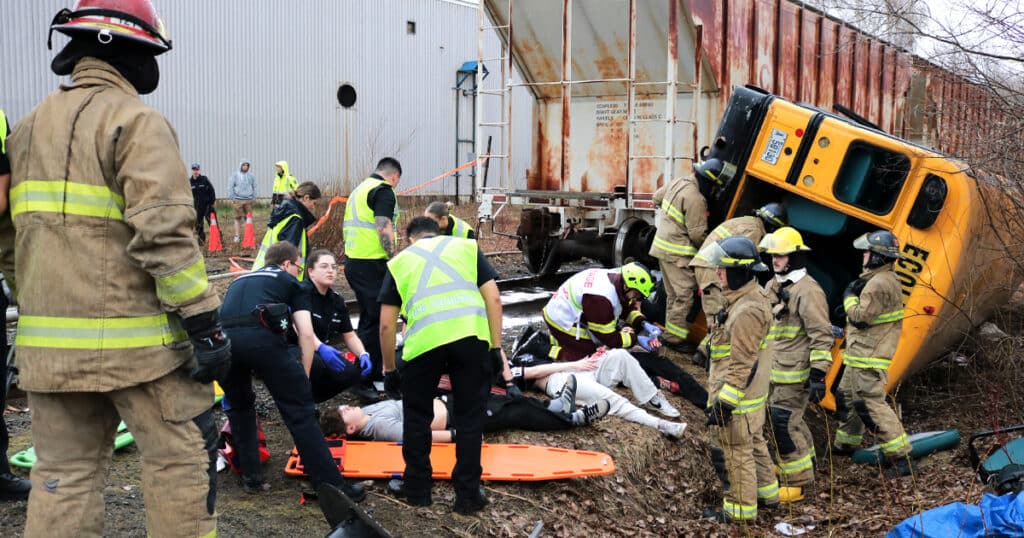 Une véritable catastrophe ferroviaire : un train a heurté de plein fouet un autobus. Les blessés étaient triés en fonction de la gravité de leurs blessures.