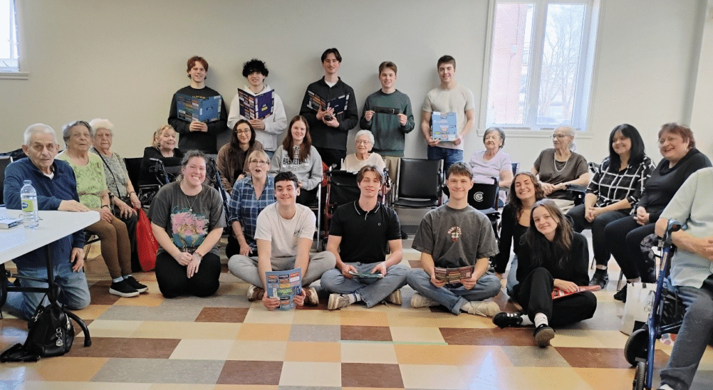 Les personnes étudiantes du Cégep de Shawinigan en compagnie des résidentes et résidents de la résidence Christ-Roi.