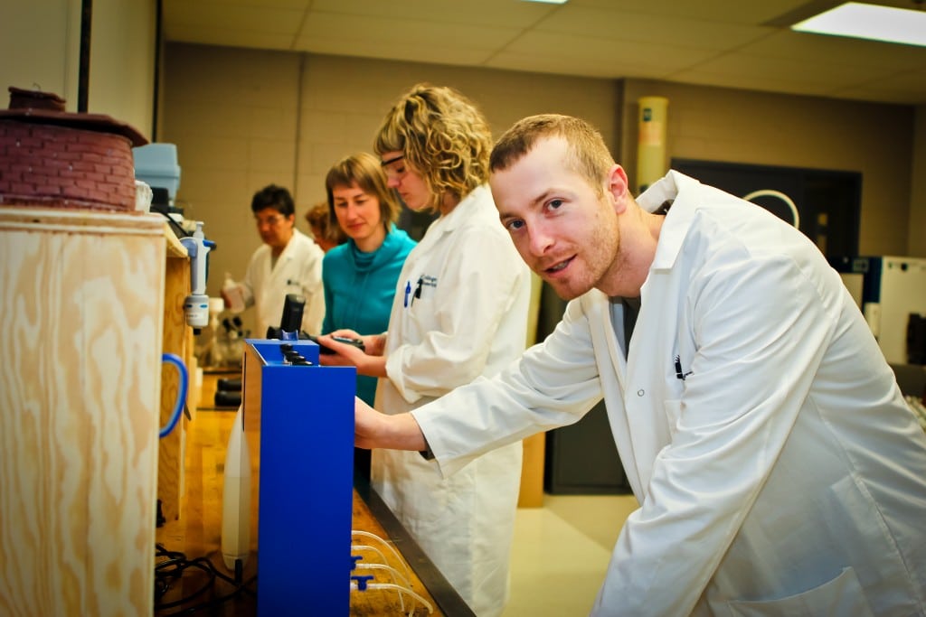 Un étudiant en laboratoire de gestion des eaux