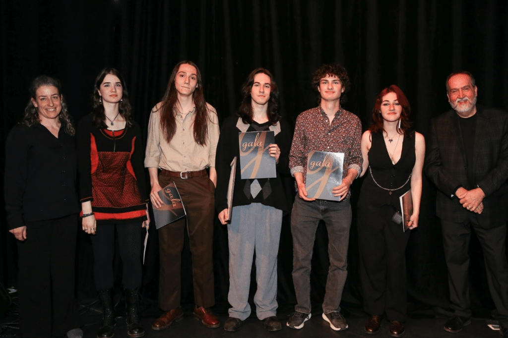 C’est le groupe Barillet de raisons qui a remporté le prix de la Reconnaissance artistique. De gauche à droite : Mme Marie-Ève Robitaille, enseignante en Arts, lettres et communication; Sarah Pratte, Keelhan Tardif, Zachary Bilodeau, Alexandre Thiffault, Gabrielle Côté et M. Alain Huard, président du conseil d’administration de la Fondation.