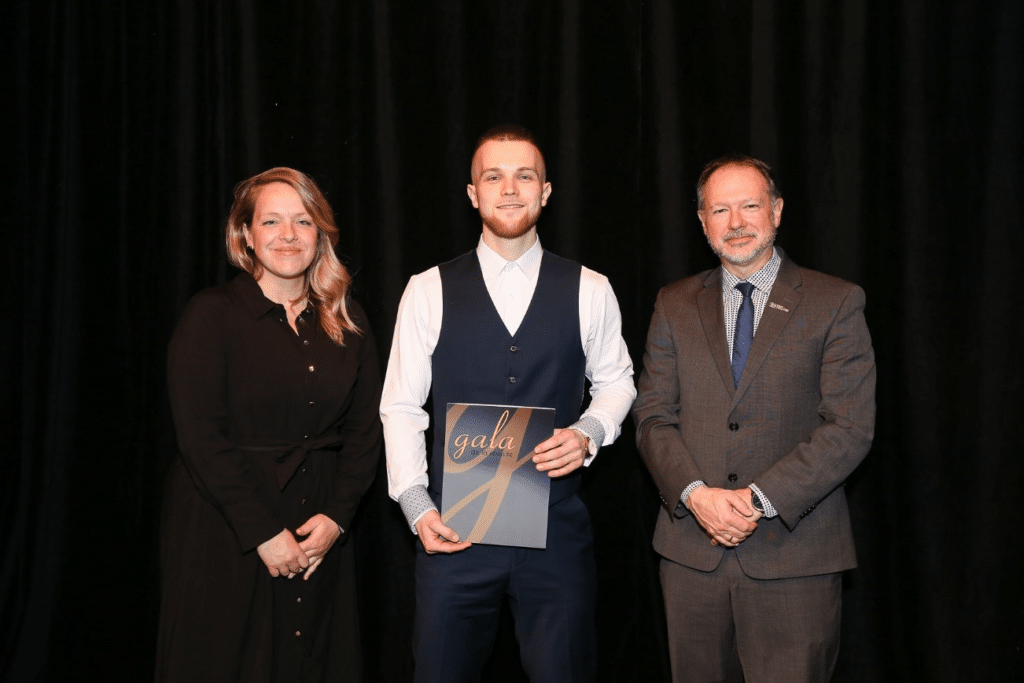Le prix spécial du Cégep a été décerné à Ulric Beaudin (au centre). Ulric est accompagné de Mme Josée Simoneau, directrice générale de la Fondation (à gauche) et de M. Jean-François Léveillé, directeur général du Cégep (à droite).